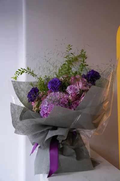 Çiçek ve yapraklardan oluşan yaratıcı bir düzen. Doğa konsepti. Çiçekli tebrik kartı. Metin alanı olan renkli bahar çiçekleri. Doğal trend dekoratif tasarımı.