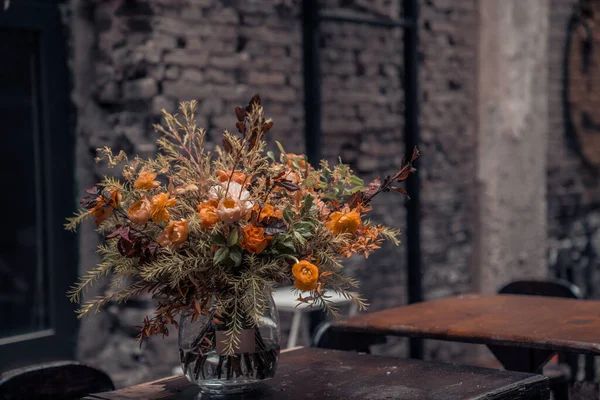 Çiçek ve yapraklardan oluşan yaratıcı bir düzen. Doğa konsepti. Çiçekli tebrik kartı. Metin alanı olan renkli bahar çiçekleri. Doğal trend dekoratif tasarımı.
