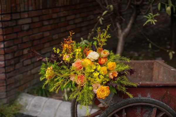 花や葉で構成される創造的なレイアウト 自然概念 花のグリーティングカード 春色の花の背景とテキストスペース ナチュラルトレンディな装飾デザイン — ストック写真