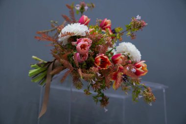 Çiçek ve yapraklardan oluşan yaratıcı bir düzen. Doğa konsepti. Çiçekli tebrik kartı. Metin alanı olan renkli bahar çiçekleri. Doğal trend dekoratif tasarımı.