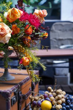 Çiçek ve yapraklardan oluşan yaratıcı bir düzen. Doğa konsepti. Çiçekli tebrik kartı. Metin alanı olan renkli bahar çiçekleri. Doğal trend dekoratif tasarımı.