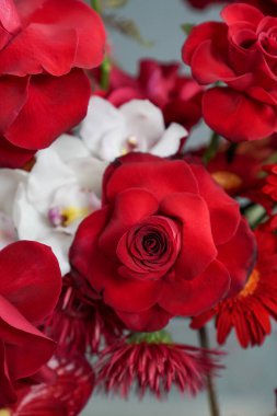 Çiçek ve yapraklardan oluşan yaratıcı bir düzen. Doğa konsepti. Çiçekli tebrik kartı. Metin alanı olan renkli bahar çiçekleri. Doğal trend dekoratif tasarımı.