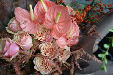 Çiçek ve yapraklardan oluşan yaratıcı bir düzen. Doğa konsepti. Çiçekli tebrik kartı. Metin alanı olan renkli bahar çiçekleri. Doğal trend dekoratif tasarımı.