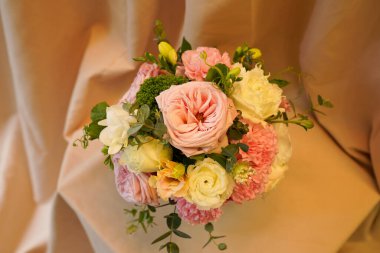 Çiçek ve yapraklardan oluşan yaratıcı bir düzen. Doğa konsepti. Çiçekli tebrik kartı. Metin alanı olan renkli bahar çiçekleri. Doğal trend dekoratif tasarımı.