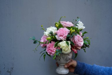 Çiçek ve yapraklardan oluşan yaratıcı bir düzen. Doğa konsepti. Çiçekli tebrik kartı. Metin alanı olan renkli bahar çiçekleri. Doğal trend dekoratif tasarımı.