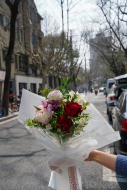 Çiçek ve yapraklardan oluşan yaratıcı bir düzen. Doğa konsepti. Çiçekli tebrik kartı. Metin alanı olan renkli bahar çiçekleri. Doğal trend dekoratif tasarımı.