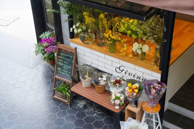 Çiçek ve yapraklardan oluşan yaratıcı bir düzen. Doğa konsepti. Çiçekli tebrik kartı. Metin alanı olan renkli bahar çiçekleri. Doğal trend dekoratif tasarımı.