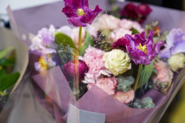 Çiçek ve yapraklardan oluşan yaratıcı bir düzen. Doğa konsepti. Çiçekli tebrik kartı. Metin alanı olan renkli bahar çiçekleri. Doğal trend dekoratif tasarımı.