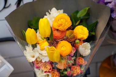 Çiçek ve yapraklardan oluşan yaratıcı bir düzen. Doğa konsepti. Çiçekli tebrik kartı. Metin alanı olan renkli bahar çiçekleri. Doğal trend dekoratif tasarımı.