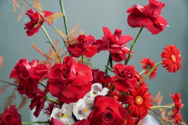 Çiçek ve yapraklardan oluşan yaratıcı bir düzen. Doğa konsepti. Çiçekli tebrik kartı. Metin alanı olan renkli bahar çiçekleri. Doğal trend dekoratif tasarımı.