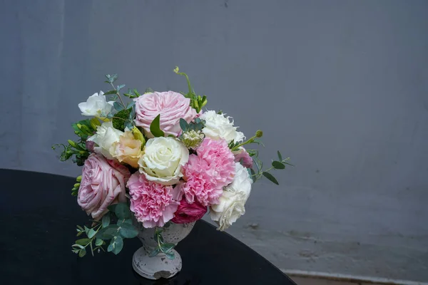 Kreativ Layout Bestående Blommor Och Blad Naturbegreppet Blommigt Gratulationskort Färgglada — Stockfoto