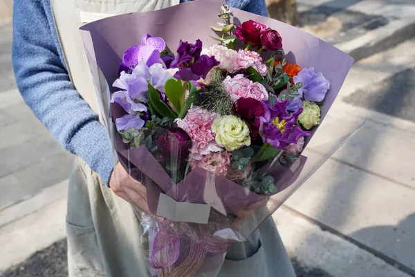 Kreativ Layout Bestående Blommor Och Blad Naturbegreppet Blommigt Gratulationskort Färgglada — Stockfoto