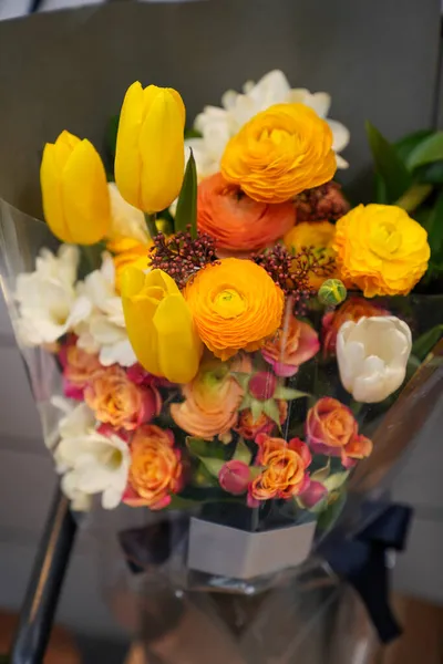 Çiçek ve yapraklardan oluşan yaratıcı bir düzen. Doğa konsepti. Çiçekli tebrik kartı. Metin alanı olan renkli bahar çiçekleri. Doğal trend dekoratif tasarımı.