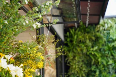 Çiçek ve yapraklardan oluşan yaratıcı bir düzen. Doğa konsepti. Çiçekli tebrik kartı. Metin alanı olan renkli bahar çiçekleri. Doğal trend dekoratif tasarımı.