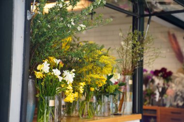 Çiçek ve yapraklardan oluşan yaratıcı bir düzen. Doğa konsepti. Çiçekli tebrik kartı. Metin alanı olan renkli bahar çiçekleri. Doğal trend dekoratif tasarımı.