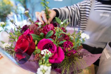 Çiçek ve yapraklardan oluşan yaratıcı bir düzen. Doğa konsepti. Çiçekli tebrik kartı. Metin alanı olan renkli bahar çiçekleri. Doğal trend dekoratif tasarımı.