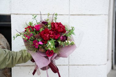 Çiçek ve yapraklardan oluşan yaratıcı bir düzen. Doğa konsepti. Çiçekli tebrik kartı. Metin alanı olan renkli bahar çiçekleri. Doğal trend dekoratif tasarımı.