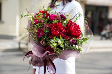 Çiçek ve yapraklardan oluşan yaratıcı bir düzen. Doğa konsepti. Çiçekli tebrik kartı. Metin alanı olan renkli bahar çiçekleri. Doğal trend dekoratif tasarımı.