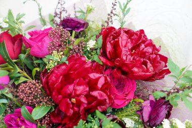 Çiçek ve yapraklardan oluşan yaratıcı bir düzen. Doğa konsepti. Çiçekli tebrik kartı. Metin alanı olan renkli bahar çiçekleri. Doğal trend dekoratif tasarımı.