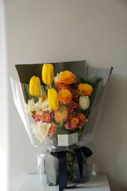 Çiçek ve yapraklardan oluşan yaratıcı bir düzen. Doğa konsepti. Çiçekli tebrik kartı. Metin alanı olan renkli bahar çiçekleri. Doğal trend dekoratif tasarımı.