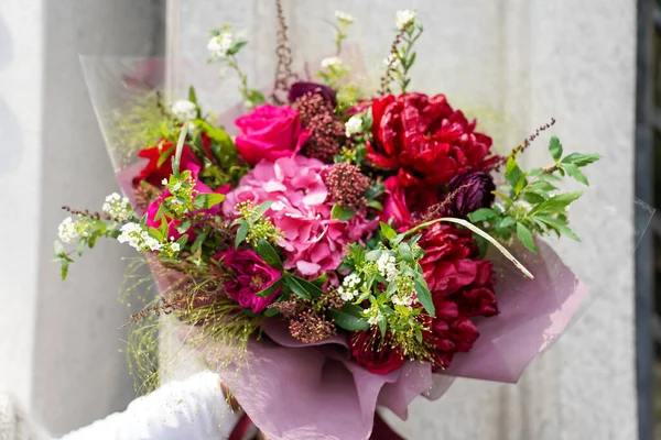 Çiçek ve yapraklardan oluşan yaratıcı bir düzen. Doğa konsepti. Çiçekli tebrik kartı. Metin alanı olan renkli bahar çiçekleri. Doğal trend dekoratif tasarımı.