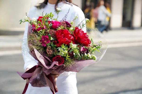 Çiçek ve yapraklardan oluşan yaratıcı bir düzen. Doğa konsepti. Çiçekli tebrik kartı. Metin alanı olan renkli bahar çiçekleri. Doğal trend dekoratif tasarımı.