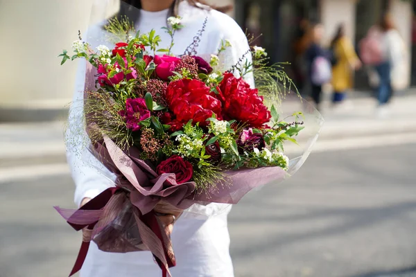 Çiçek ve yapraklardan oluşan yaratıcı bir düzen. Doğa konsepti. Çiçekli tebrik kartı. Metin alanı olan renkli bahar çiçekleri. Doğal trend dekoratif tasarımı.