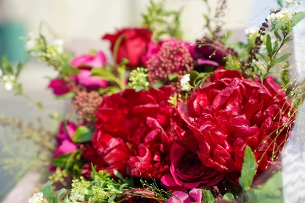 Çiçek ve yapraklardan oluşan yaratıcı bir düzen. Doğa konsepti. Çiçekli tebrik kartı. Metin alanı olan renkli bahar çiçekleri. Doğal trend dekoratif tasarımı.