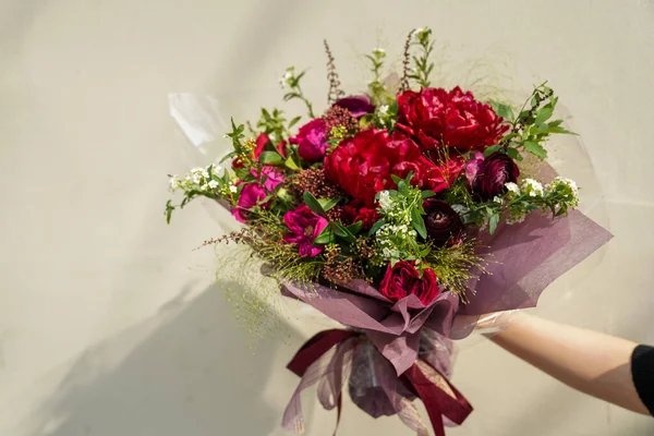 Layout Criativo Composto Por Flores Folhas Conceito Natureza Cartão Saudação — Fotografia de Stock