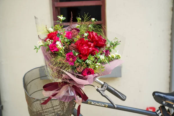 Layout Criativo Composto Por Flores Folhas Conceito Natureza Cartão Saudação — Fotografia de Stock