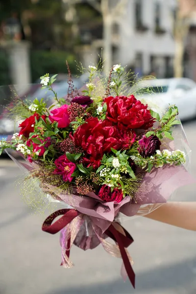 Çiçek ve yapraklardan oluşan yaratıcı bir düzen. Doğa konsepti. Çiçekli tebrik kartı. Metin alanı olan renkli bahar çiçekleri. Doğal trend dekoratif tasarımı.