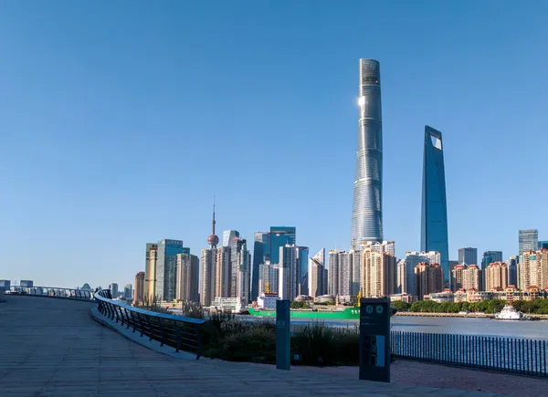 Zona Franca Financeira Lujiazui, Xangai, China, às margens do rio Huangpu. — Fotografia de Stock