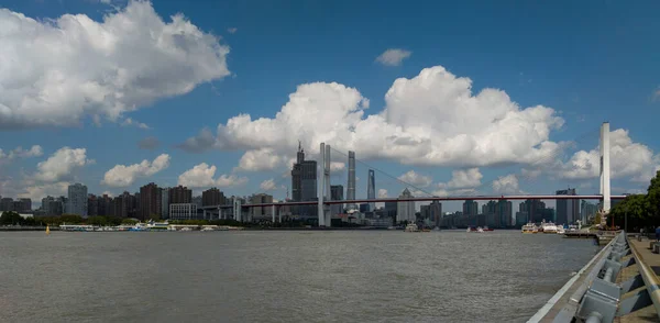 Lujiazui Financial Free Trade Zone, Shanghai, China, am Ufer des Huangpu-Flusses. — Stockfoto
