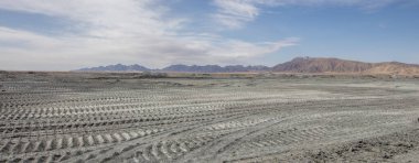 Çin 'in Qinghai eyaletinde dağlar ve otlaklar karayoluyla uzanır.