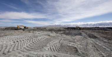 Çin 'in Qinghai eyaletinde dağlar ve otlaklar karayoluyla uzanır.