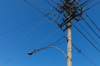 Güç direkleri iletim hatlarıyla kaplı.