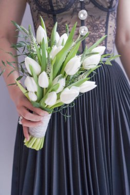 Çiçek ve yapraklardan oluşan yaratıcı bir düzen. Doğa konsepti. Çiçek tebrik kartı. Renkli bahar çiçeği arkaplanı, metin için alan. Doğa Moda Dekoratif Tasarımı.