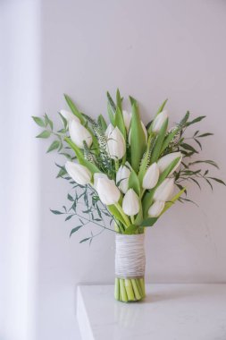 Çiçek ve yapraklardan oluşan yaratıcı bir düzen. Doğa konsepti. Çiçek tebrik kartı. Renkli bahar çiçeği arkaplanı, metin için alan. Doğa Moda Dekoratif Tasarımı.