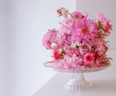 Çiçek ve yapraklardan oluşan yaratıcı bir düzen. Doğa konsepti. Çiçek tebrik kartı. Renkli bahar çiçeği arkaplanı, metin için alan. Doğa Moda Dekoratif Tasarımı.