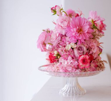 Çiçek ve yapraklardan oluşan yaratıcı bir düzen. Doğa konsepti. Çiçek tebrik kartı. Renkli bahar çiçeği arkaplanı, metin için alan. Doğa Moda Dekoratif Tasarımı.