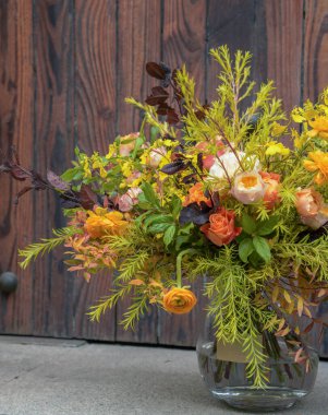Çiçek ve yapraklardan oluşan yaratıcı bir düzen. Doğa konsepti. Çiçek tebrik kartı. Renkli bahar çiçeği arkaplanı, metin için alan. Doğa Moda Dekoratif Tasarımı.