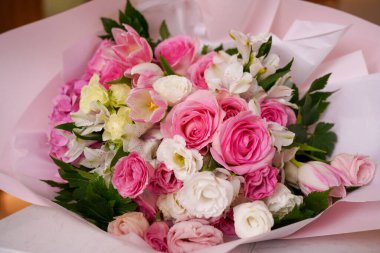 Çiçek ve yapraklardan oluşan yaratıcı bir düzen. Doğa konsepti. Çiçek tebrik kartı. Renkli bahar çiçeği arkaplanı, metin için alan. Doğa Moda Dekoratif Tasarımı.