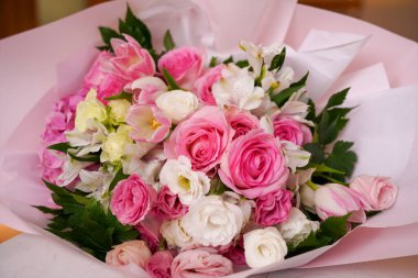 Çiçek ve yapraklardan oluşan yaratıcı bir düzen. Doğa konsepti. Çiçek tebrik kartı. Renkli bahar çiçeği arkaplanı, metin için alan. Doğa Moda Dekoratif Tasarımı.