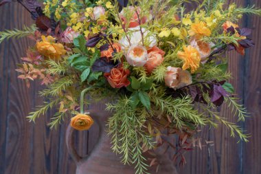 Çiçek ve yapraklardan oluşan yaratıcı bir düzen. Doğa konsepti. Çiçek tebrik kartı. Renkli bahar çiçeği arkaplanı, metin için alan. Doğa Moda Dekoratif Tasarımı.