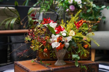 Çiçek ve yapraklardan oluşan yaratıcı bir düzen. Doğa konsepti. Çiçek tebrik kartı. Renkli bahar çiçeği arkaplanı, metin için alan. Doğa Moda Dekoratif Tasarımı.