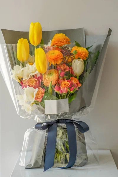 Çiçek ve yapraklardan oluşan yaratıcı bir düzen. Doğa konsepti. Çiçek tebrik kartı. Renkli bahar çiçeği arkaplanı, metin için alan. Doğa Moda Dekoratif Tasarımı.