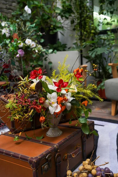 Kreativ Layout Blommor Och Blad Naturbegreppet Blommigt Gratulationskort Färgglada Våren — Stockfoto