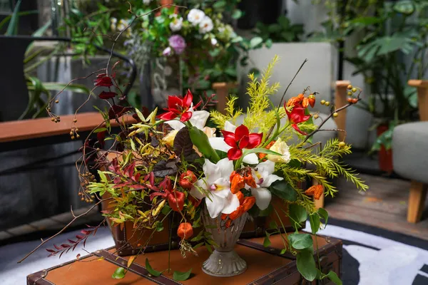 Kreativ Layout Blommor Och Blad Naturbegreppet Blommigt Gratulationskort Färgglada Våren — Stockfoto
