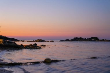 Tayland 'da il statüsü verilen tek ada olan Phuket, el değmemiş bir çevreye sahip ünlü bir tatil adasıdır..