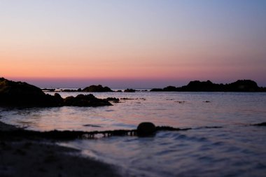 Tayland 'da il statüsü verilen tek ada olan Phuket, el değmemiş bir çevreye sahip ünlü bir tatil adasıdır..